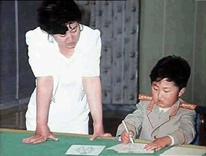 <p> Kuzey Kore'nin şu anki lideri Kim Jong-un ve ilk öğretmeni, 1990</p>
