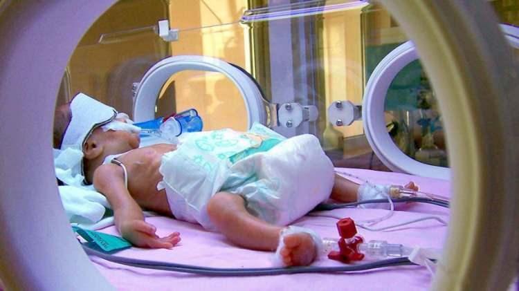 <p>Doğumdan sonraki beş yıl içinde ölme olasılığını ifade eden beş yaş altı ölüm hızı, 2023'te binde 14,7 iken, 2024'te binde 11,1 oldu.</p>