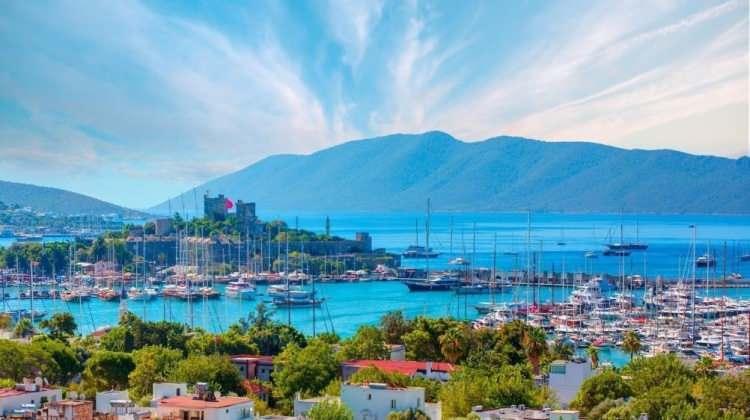 <p>Özellikle Antalya, Bodrum ve Çeşme gibi turistik bölgelerde restoran ve kafelerdeki fiyatlar geçen yıllara oranla yüzde 60-yüzde 100’lere varan oranlarda yükseldi.</p>