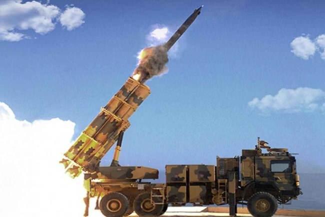 <p>Yine bir yandan KORAL-2 ya da ALP gibi radar ve elektronik harp sistemlerini geliştiriyoruz. Altay Tankı seri üretim teslimatlarına hazırlanıyoruz. TF-2000 Muhribi, Milli Uçak Gemisi ve Milli Denizaltı için çalışıyoruz. Aynı anda 30’dan fazla savaş gemisinin inşasını sürdürüyoruz. Bunların hepsi bir bütçe ve insan kaynağı istiyor. Takdir edersiniz ki böylesine geniş bir alanda ve her biri kendi alanında son derece özel işleri aynı anda yapmaya çalışmak hiç kolay değil.”</p>