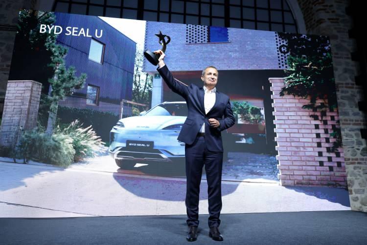 <p>Türkiye'de Yılın Otomobili 2025" yarışmasının ödül töreni, Rixos Tersane İstanbul'da düzenlendi.</p>
<p>Törende, "Türkiye'de Yılın Otomobili", "Yılın Tasarımı", "Yılın İnovatif Projesi", "Yılın Basın Lansmanı" ve bu yıl ilk kez verilen "Yılın Premium Otomobili" ödülleri sahiplerini buldu.</p>