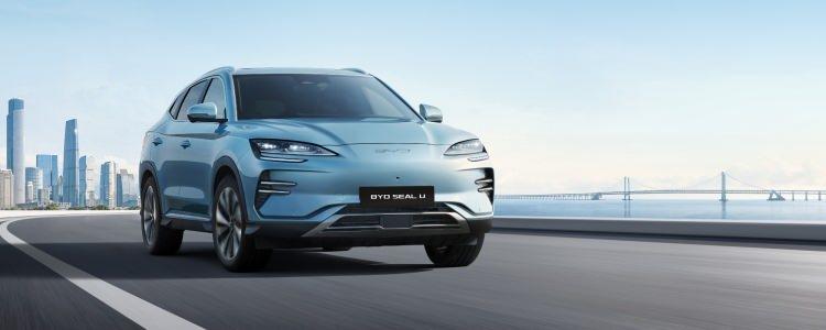 <p>BYD Seal U, uzman otomotiv gazetecilerinden oluşan jüri tarafından tasarım, güvenlik, sürüş özellikleri, yakıt/enerji verimliliği, fiyat-performans dengesi ve kullanıcı deneyimi gibi birçok önemli kriterde değerlendirildi ve 2690 puanla birinciliğe layık görüldü. </p>
