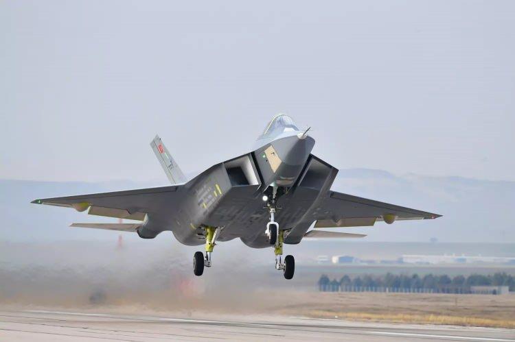 <p><strong>GÖKLERİN YENİ HAKİMİ KAAN</strong></p>
<p> </p>
<p>Türkiye 2016'da Rusya'dan S-400 hava savunma sistemini alınca, F-35 programından çıkarılmıştı. Bunun üzerine savunma sanayi ve hükümet yerli savaş uçağının geliştirilmesi için çalışmalara başladı. 5 yıllık bir serüvenin ardından da Türkiye'nin ilk muharip uçağı KAAN gökyüzü ile buluştu.</p>
<p> </p>
