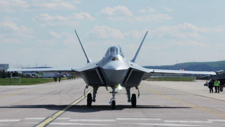 <p><strong>-KAAN'sa süper seyir özelliği bulunurken, F-35'te bu özellik kısıtlı.</strong></p>
<p> </p>
<p><strong>-KAAN'ın dikey kalkış ya da kısa pist özelliği bulunmuyor ancak F-35'in varyantlarında bu imkan mevcut.</strong></p>