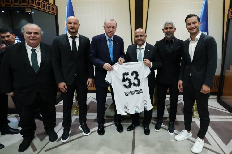 <p>"Önce stat bizi biraz ürkütüyordu. 55 bin kişi hani biz oraya 7-8 bin kişi bile soksak, kale arkasında kaybolur. Fakat gördük ki 1. ligde başarılı olunca 17-18 bin kişilere geldi. Eryaman Stadı'nın kapasitesi zaten 22 bin kişi. Yani stat dolu. Bir de misafir takım olduğunu düşünün. Demek ki biz süper ligde biraz böyle bir hareketlilik yaratırsak, 25-30 bin kişiye kadar stadımıza gelebilecek bir potansiyel olduğunu gördük."</p>

<p>Takım başkanları tarafından Erdoğan'a forma ve futbol oynadığı döneme ait fotoğrafın hediye edildiği kabulde, hatıra fotoğrafı çektirildi.</p>
