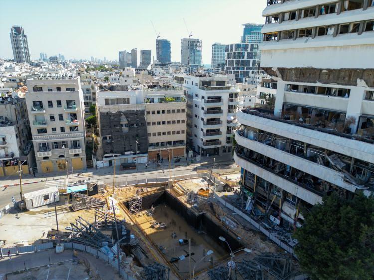 <p>İran'ın, İsrail'in saldırılarına misilleme olarak fırlattığı 20'den fazla füze, başkent Tel Aviv çevresinde ve güneydeki Necef'te bazı noktalara doğrudan isabet etti.</p>
<p> </p>