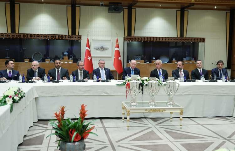 <p>Oldukça çekişmeli geçen bir spor takviminin sorunsuz, sıkıntısız bir şekilde geride bırakıldığını belirten Erdoğan, insanları ve taraftarları derinden yaralayacak, futbolun ruhuna ters düşecek olaylarla karşılaşılmadığını, gelecek sezonda da bu atmosferin iyileştirilerek devam ettirilmesi gerektiğini söyledi.</p>