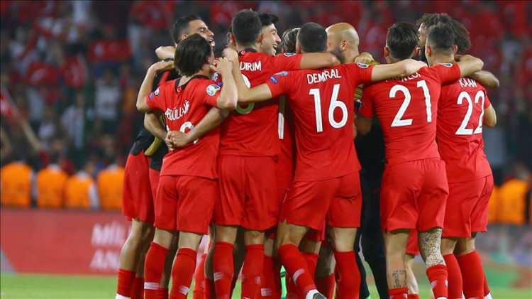 <p>Liste, aktif ve emekli oyuncuların en yüksek değere ulaştığı yılları gösteriyor. Örneğin, Merih Demiral 2020 yılında 30 milyon Euro değere ulaşarak Türkiye'nin en değerli futbolcusu olmuştu.</p>