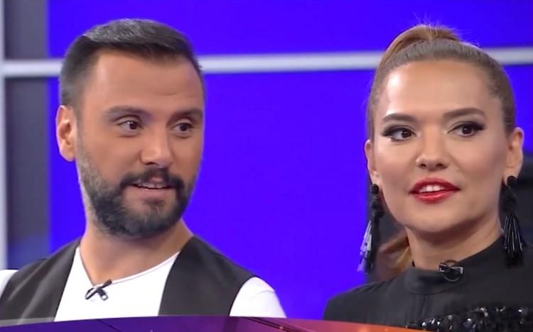 <p><span style="color:#000000">Bir dönem beraber program sunuculuğu yapan Demet Akalın ve Alişan, kameralara yansıyan neşeli halleri ve samimi dostluklarıyla izleyenlerin yüzünü güldürmüştü.</span></p>