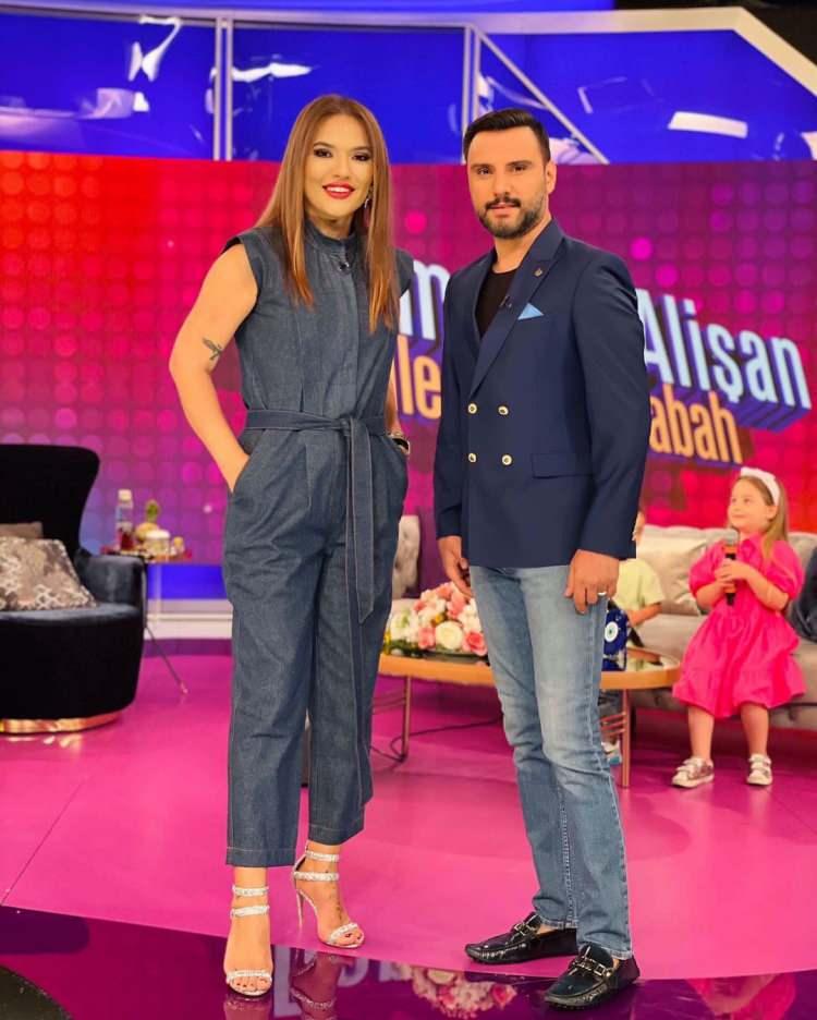 <p><span style="color:#800000"><strong>UZUN SÜRE KÜS KALMIŞLARDI</strong></span></p>
<p><span style="color:#000000">Aralarında yaşadıkları bir anlaşmazlık sonucu küsen ve yıllarca birbirleriyle konuşmayan ikili, 6 yıl süren küslüğün ardından barışmış ve dostluklarını eski neşesiyle sürdürmeye devam etmişti.</span></p>