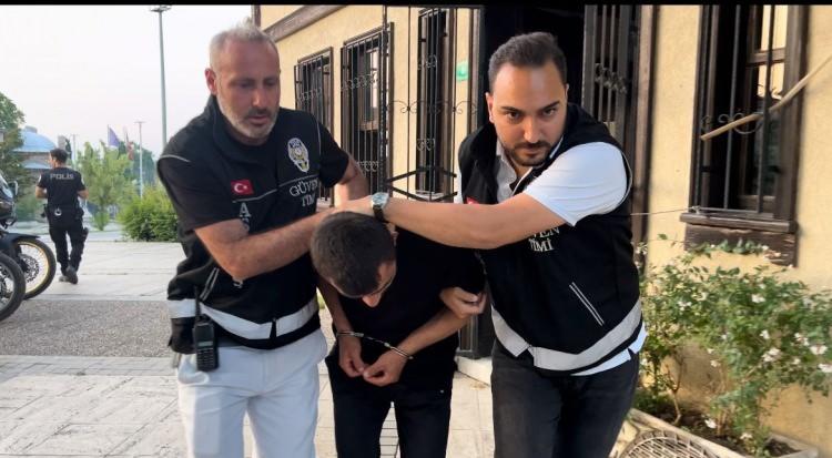 <p>Elinde esrar vardı, 'Aranıyorum' dedi.</p>

<p>Kendini de yaraladı. Kan üstümdeydi.</p>

<p>Benden geliyor sandı ve daha da panikledi." </p>
