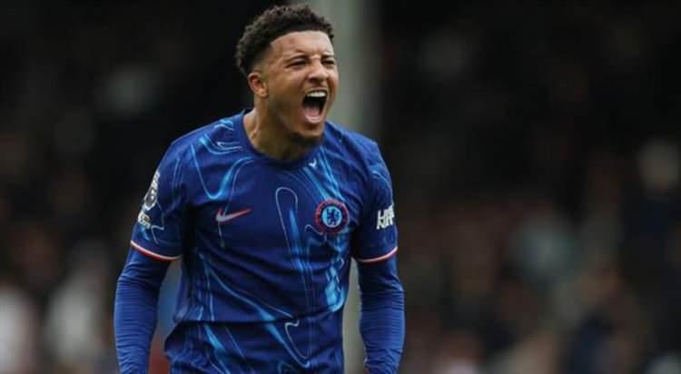 <p>Dünyaca ünlü yıldız Jadon Sancho transferinde vites yükselten Fenerbahçe, İngiliz oyuncuyla bonular dahil 3+1 yıllık sözleşme karşılığında yıllık 12 milyon Euro teklif etti.<br />
<br />
(FANATİK)</p>