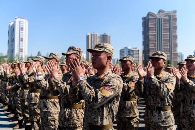 <p>Güney Kore Ulusal İstihbarat Servisi'ne (NIS) göre, Kuzey Kore muhtemelen yaz aylarında Rusya'ya daha fazla asker gönderecek. Rapora göre, Pyongyang ayrıca insansız hava aracı (İHA) üretimini desteklemek üzere Rusya'ya 25.000'e kadar işçi gönderebilir.</p>

<p> </p>
