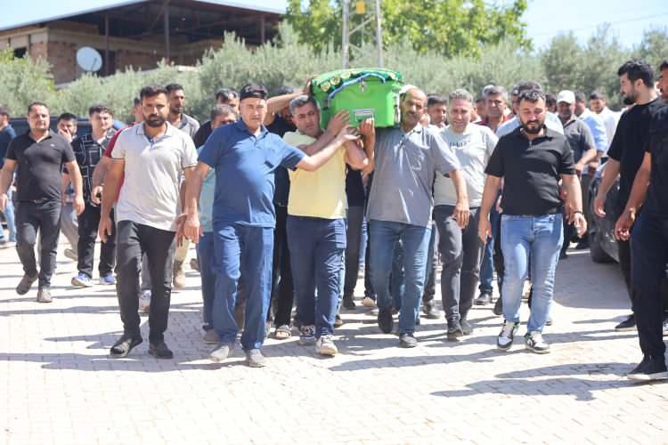 <p>Yeğeni Barut'un ablasının düğününe gelip aniden kalp krizi geçirerek vefat ettiğini ifade eden amcası Abdurrahman Barut, "Rahmetli Tayfur'umuz bizim gözbebeğimizdi. Hiçbir sağlık problemi yoktu. Tayfur'un ablasının düğünü vardı.</p>
