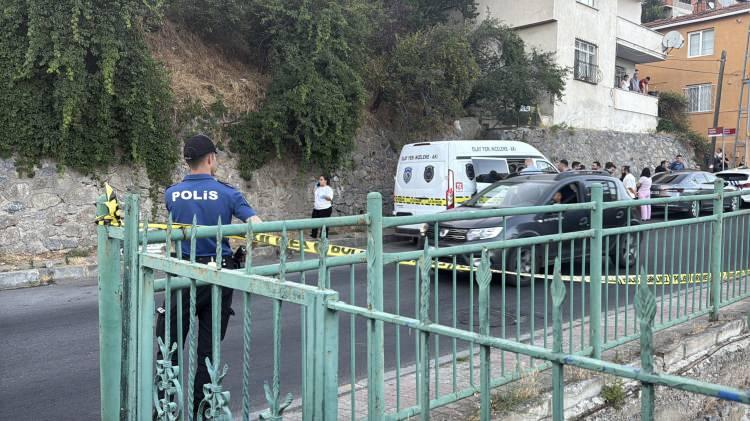 <p>BAŞLARINDAN VURULMUŞ HALDE BULUNDULAR</p>
<p>Polis ekiplerinin evde yaptığı olay yeri inceleme çalışmasında, hayatını kaybeden erkeğin 61 yaşındaki Hüsniye Metin'in sevgilisi olan 61 yaşındaki Mustafa Gül olduğu tespit edildi. </p>