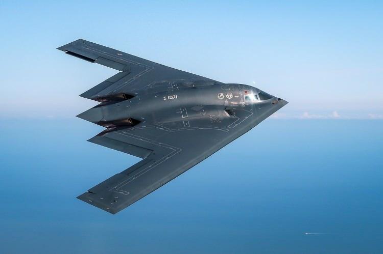 <p><strong><span style="color:#B22222">MİLYAR DOLARLIK CAYDIRICI GÜÇ: B-2 SPIRIT</span></strong></p>
<p>Northrop Grumman tarafından geliştirilen B-2 Spirit, yoğun uçaksavar savunmalarını delmek üzere tasarlanmış, düşük görünürlüklü bir Amerikan ağır stratejik bombardıman uçağı. </p>