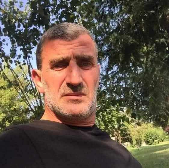 <p>Alınan bilgilere göre, Ali Dursun (50) kamyonetiyle hastaneye geldiği sırada, <strong>24 yaşındaki eşinin kardeşinin oğlu E.D. ile karşılaştı. </strong></p>