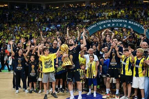 <p>Fenerbahçe Beko, Basketbol Süper Ligi'nde 3'ü son 4 sezonda olmak üzere 12. kez şampiyonluk ipini göğüsledi.</p>