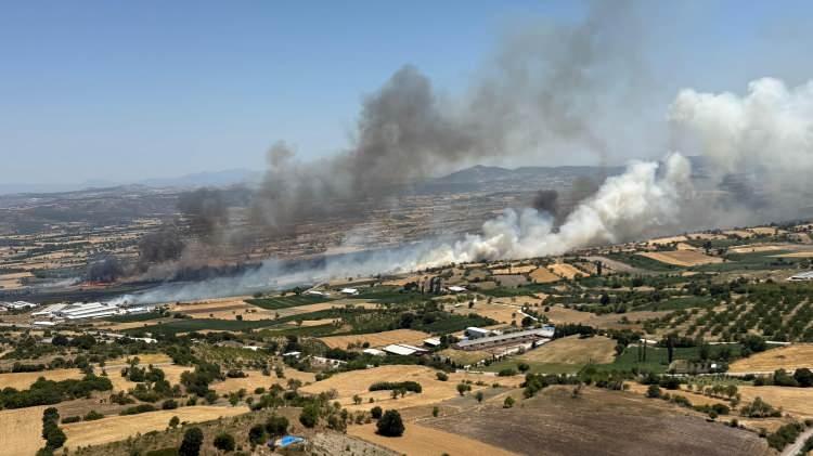 <p>Yaz mevsiminin etkisiyle birlikte birçok kentte art arda orman yangını haberleri geldi. </p>
<p> </p>
<p>Yangınlara havadan ve karadan müdahaleler gecikmedi. </p>
<p> </p>
<p>İŞTE ALEVLERİN YÜKSELDİĞİ KENTLER... </p>