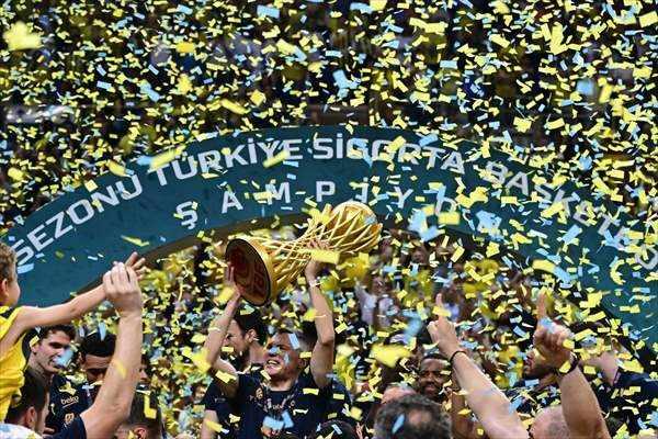 <p>Kariyerinde Zalgiris, Barcelona ve Fenerbahçe'de görev yapan Litvanyalı çalıştırıcı, bir THY Avrupa Ligi, 2'şer Basketbol Süper Ligi, Türkiye Kupası, İspanya Basketbol Ligi ve İspanya Kupası, 5 Litvanya Ligi ile 3 Litvanya Kupası şampiyonlukları elde etti.</p>