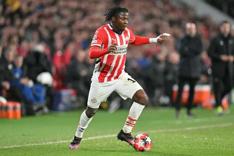 <p>Fenerbahçe, kanat transferi için Johan Bakayoko ile görüşmelerine başladı.<br />
<br />
22 yaşındaki futbolcu da sarı-lacivertlilere sıcak bakarken Jadon Sancho'dan olumsuz bir yanıt gelmesi halinde Bakayoko transferinde görüşmeler hızlanacak.</p>

<p><br />
(AKŞAM)</p>

