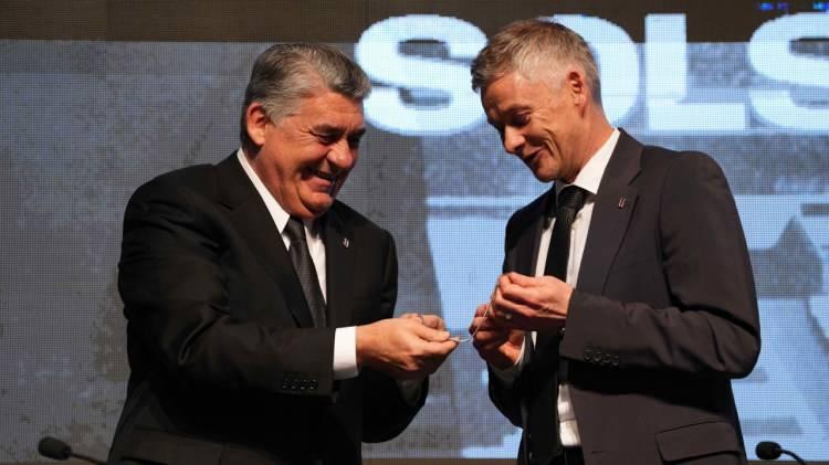 <p>Beşiktaş'ta olağanüstü genel kurulunda Dikilitaş Projesi için evet oyu çıkmıştı. Bu gelişmenin ardından maddi olarak büyük bir rahatlama yaşayacak ve transferler için kaynak yaratacak olan Beşiktaş yönetimi sezona şampiyonluk parolasıyla başlıyor.</p>