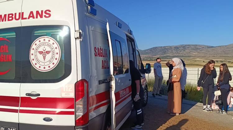 <p>Afyonkarahisar’da otobüs, tır ve iki otomobilin karıştığı zincirleme trafik kazasında 24 kişi yaralandı. Olay yerine çok sayıda sağlık ve güvenlik ekibi sevk edildi.</p>
<p> </p>