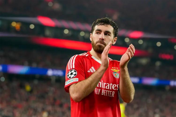 <p>Benfica'dan ayrılığı gündemde olan Orkun Kökçü için son kararı teknik direktörü Bruno Lage verecek.<br />
<br />
Portekiz ekibiyle 3 yıllık daha sözleşmesi bulunan Orkun'u Lage'in kolay kolay bırakmayacağı düşünülüyor.<br />
<br />
(FANATİK)</p>
