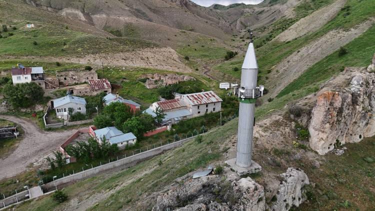 <p>İlk olarak küçük minare yaptırıldı diyen Aslan, "S<strong>onra dan büyük minare yaptırıldı civar köyler ve mezralar da duysun diye sonrasında ise merkezi ezan okuma sitemi bağlandı. Köyümüze çifte minareli köy deyip merak edip gelenlerde oluyor. Köye ilk defa gelenler camiyi bulamayınca ya köyden birisine soruyorlar ya da tesadüfen buluyorlar. İnsanlara 'Minare burada ancak cami nerede?' diye soruyorlar."</strong> dedi.</p>