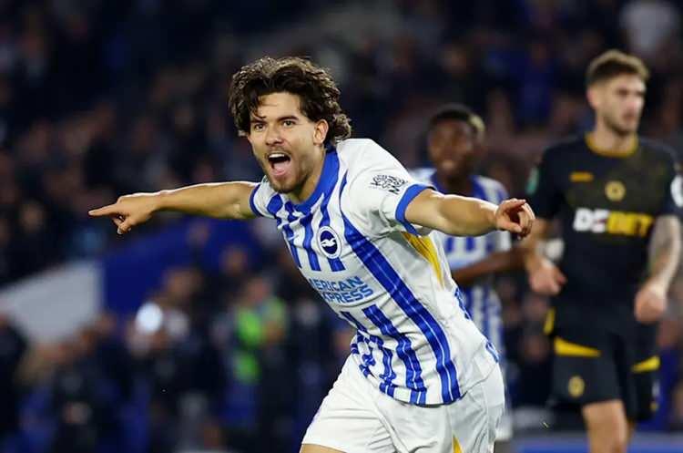 <p>Fenerbahçe, Ferdi Kadıoğlu'nun kiralık transferi için Brighton'a şartlarını sordu.<br />
<br />
Sarı-lacivertliler milli futbolcu için teklifini sunarken İngiliz ekibi, Ferdi'yle Galatasaray'ın da ilgilendiği yanıtını verdi.<br />
<br />
(HÜRRİYET)</p>