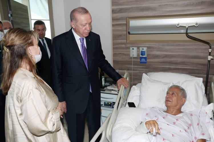 <p>Cumhurbaşkanı Erdoğan, ziyaretin ardından aynı hastanede tedavi gören Eski İçişleri Bakanı Abdülkadir Aksu'yu da ziyaret etti.</p>
<p> </p>