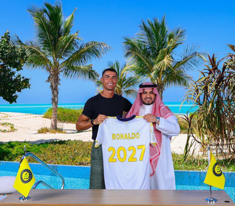 <p>Portekizli dünya yıldızı Cristiano Ronaldo, Suudi Arabistan kulübü Al Nassr ile olan sözleşmesini 2027 yılına kadar uzattı.</p>
