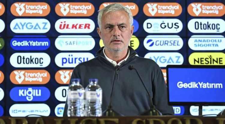 <p>Fenerbahçe'de şampiyonluk yaşamakta kararlı olan Jose Mourinho, istediği oyuncuları yönetime bildirirken Sancho, Duran ve Savic ile birebir görüşme yaparak ikna etmeye çalışıyor.<br />
<br />
 (TÜRKİYE)</p>
