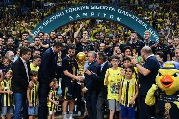 <p>Mücadelenin ikinci yarısında oyunun kontrolünü eline geçiren sarı-lacivertli takım, üçüncü periyodunu 69-54 önde geçtiği karşılaşmadan 84-68 galip ayrıldı ve seriyi 4-1 kazanarak şampiyonluğa ulaştı.</p>