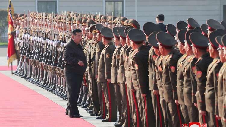 <p>Kim daha önce bu paktı "barışçıl ve savunma niteliğinde" olarak tanımlamış ve uzun süredir devam eden ortaklar arasında resmi bir güvenlik garantisi olarak çerçevelemişti.</p>
<p>Umerov'un ifadelerine göre, uygulamada ise askeri yükü Kuzey Kore çekerken, Rusya karşılıklı yükümlülüklerini yerine getirmemiştir; bu durum Kuzey Kore rejimi içinde endişelere neden olmaktadır.</p>