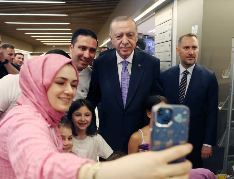<p>Hasta yakınlarıyla fotoğraf çektirmeyi de ihmal etmedi. </p>