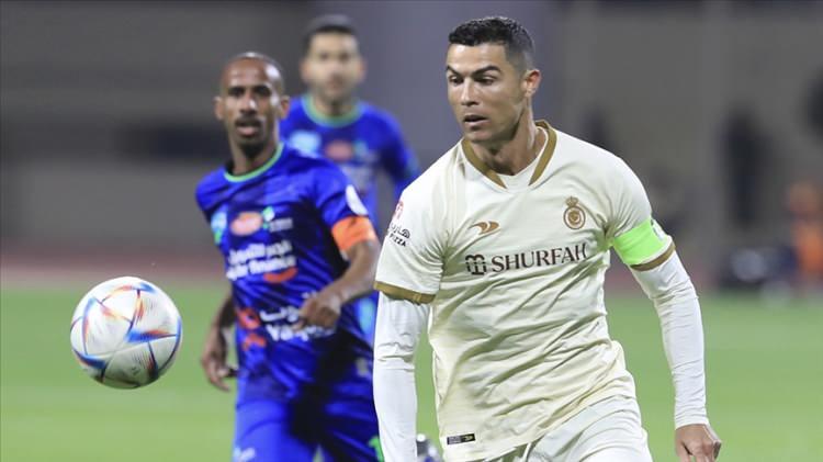 <p>Diğer yandan Ronaldo'nun ilerleyen yaşına rağmen 42 yaşına kadar sürecek bir sözleşme imzalaması sosyal medyada bazı futbolseverleri de şaşırttı.</p>
