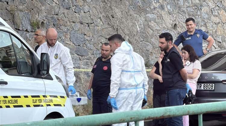 <p>Olay, saat 18.30 sıralarında Reşitpaşa Mahallesi'nde meydana geldi. Akşam saatlerinde Hüsniye Metin'in evinden 4 el silah sesi duyan komşusu S.A., durumu 112 Acil Çağrı Merkezi'ne bildirdi. </p>