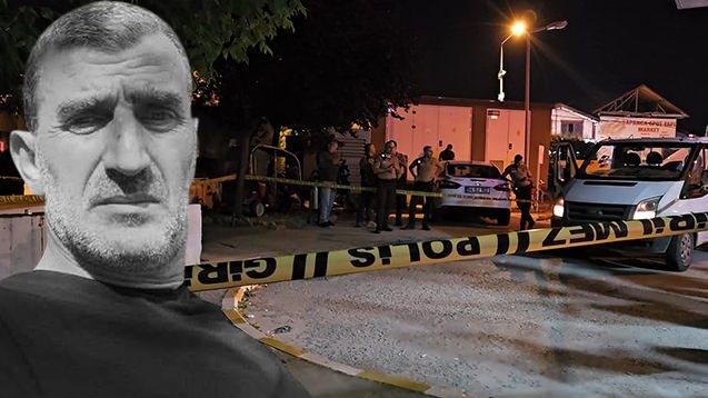 <p>Sakarya'nın Sapanca ilçesinde Ali Dursun (50), hastane bahçesinde kamyonette tartıştığı E.A. tarafından tabancayla vuruldu. Ağır yaralanan Dursun (50) acil serviste doktorların müdahalesine rağmen hayatını kaybederken, cinayetin detayları kan dondurdu.</p>