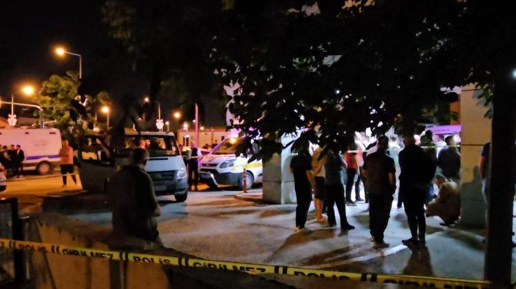 <p>Dursun, aracının içinde ağır yaralandı ve hastane görevlileri tarafından hemen acil servise alındı. Ancak, doktorların tüm müdahalelerine rağmen kurtarılamadı.</p>