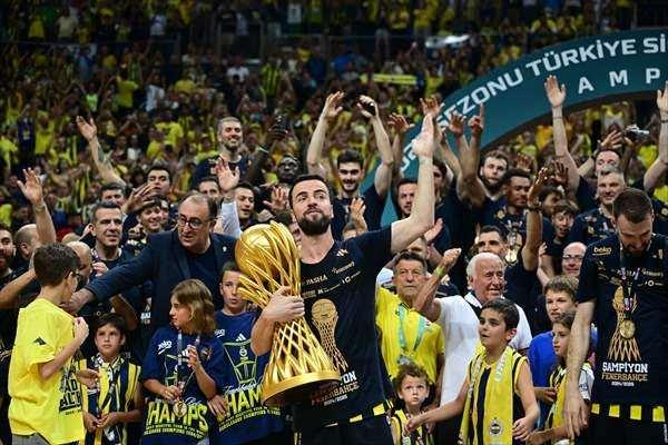 <p>İlk şampiyonluğunu 1990-1991 sezonunda elde eden sarı-lacivertli takım, 2006-2007, 2007-2008, 2009-2010, 2010-2011, 2013-2014, 2015-2016, 2016-2017, 2017-2018, 2021-2022, 2023-2024 ve 2024-2025'te kupayı müzesine götürdü.</p>