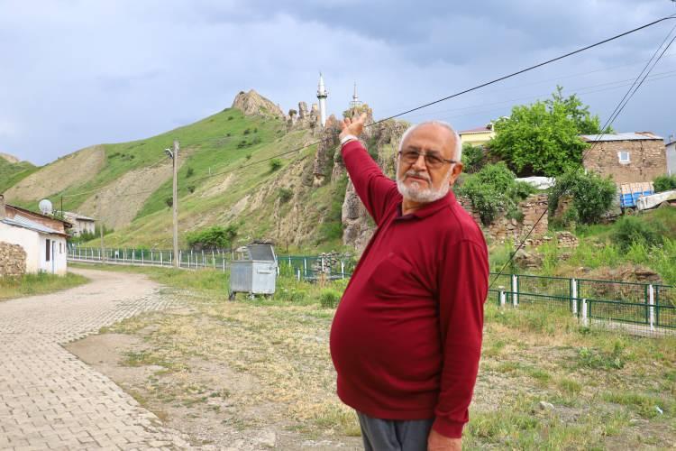 <p><span style="color:#A52A2A"><strong>TEPEDE EZAN OKUNURDU</strong></span></p>
<p>Minareyi görenin caminin nerede olduğunu sorduğunu söyleyen, Hüseyin Aslan, <strong>"Büyüklerimizin anlattıklarına göre şu anda köyümüzde bulunan caminin yerinde eskiden medrese varmış o dönemde büyüklerimiz orada öğrenim görmüşler. Daha sonrasında onun yerine cami yapmışlar. Bizim zamanımızda biz ilk buraya camiye gelirdik daha sonra okula giderdik. O zamanlar burada minare falan yoktu cami imamı şu anki minarenin bulunduğu tepeye yürüyerek çıkarlardı ve oradan ezan okurdu." </strong>şeklinde konuştu. </p>