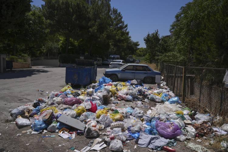 <p>İşçilerin eylemi nedeniyle temizlik hizmeti aksıyor.</p>

<p>İlçenin çeşitli noktalarında çöp yığınları oluştu. Çöpler nedeniyle çevreye kötü koku da yayıldı.</p>
