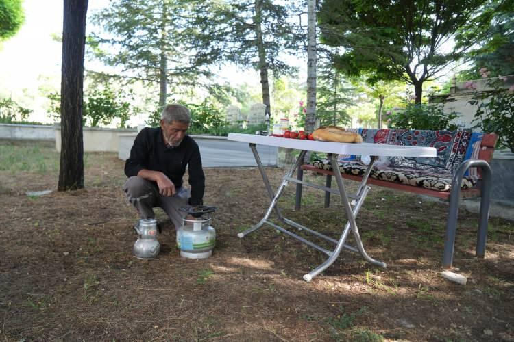 <p>Bir yıl önce Gümüşler Belediyesi işçisi olarak kadroya alınsa da mesai bitiminde yine mezarlığın yolunu tutan, bazı geceler de mezarlıkta bulunan küçük kulübesinde yatan Boran, mezarlığın sıradan bir yer olmadığını şöyle anlattı:</p>