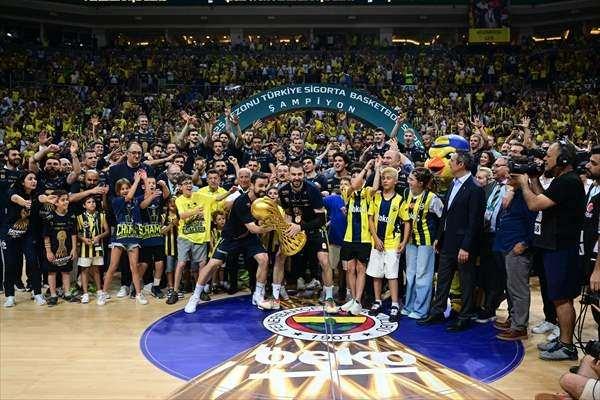 <p>Fenerbahçe, 2024-2025 sezonunda 3 şampiyonluk elde etti.</p>