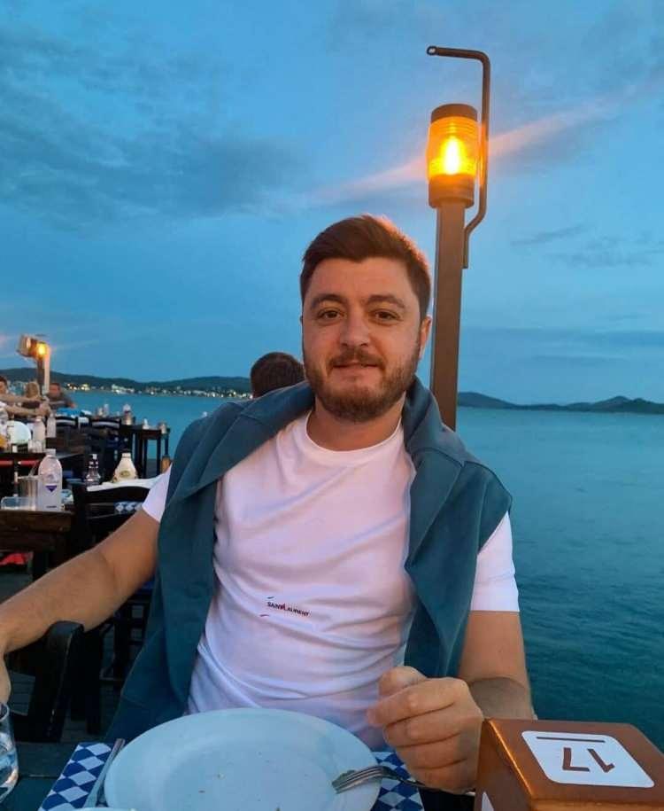 <p>Balıkesir’de arazi aracının duvara çarpıp devrilmesi sonucu meydana gelen kaza sonucu iş insanı Murat Ustalı (36) yaşamını yitirdi, eşi Naz Ustalı (33) ağır yaralandı.</p>
<p> </p>