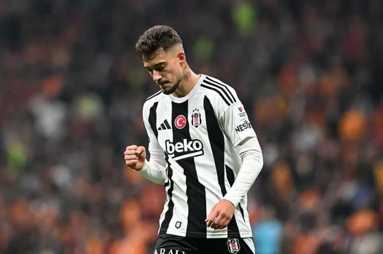 <p>Beşiktaş, Legia Varşova'ya Maxi Oyedele için takas teklifinde bulunacak.<br />
<br />
Siyah-beyazlılar 20 yaşındaki orta saha için Polonya ekibinin eski futbolcusu Ernest Muçi'yi önermeyi planlıyor.<br />
<br />
(FANATİK)</p>