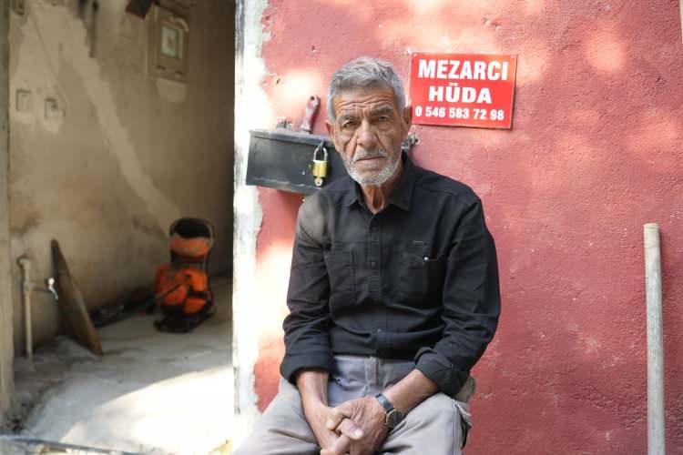 <p>19 yıldır mezarlıa bakarak temizlik yaptığını ve gül diktiğini dile getiren Boran, <strong>"Bunun karşılığını da fazlasını alıyorum. İnsanlar geliyor bana yardım ediyorlar. Herkesin yanında itibarım, güvencem var. Burada o zaman çam yok, kilit taş yok, gül yok.<span style="color:#A52A2A"> Rüyadan sonra başladım buraları süpürmeye. O zaman bu kafayı bozdu dediler. Ben onlara hiç kulak asmadım, devam ettim görevime.</span> Şimdi bana, sana bir büyük bir iş yeri vereceğiz, orada senin iş yerin, evin olacak orada duracaksın deseler bir saat gidemem." </strong>dedi. </p>