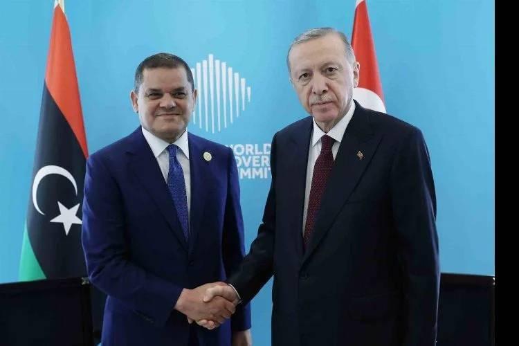 <p><strong>"DOST ÜLKE TÜRKİYE"</strong></p>
<p>Hammad konuşmasında, Libya ve Türkiye Arasında Deniz Yetki Alanlarının Belirlenmesine İlişkin Mutabakat Muhtırası'na işaret ederek, şu ifadeleri kullandı: </p>
<p>"Libya'nın dost ülkelerle yaptığı anlaşmaların meşruiyetinin sorgulanması kabul edilemez. Libya-Türkiye işbirliği uluslararası meşruiyete uygun olarak yürütülüyor ve hiçbir ülkenin egemenliğini ihlal etmiyor." </p>