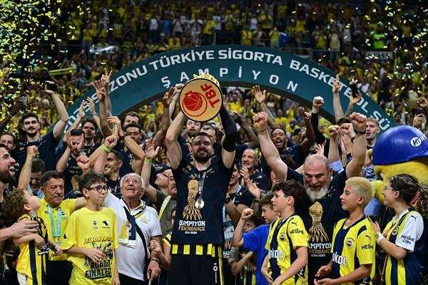 <p>Fenerbahçe Beko Başantrenörü Sarunas Jasikevicus, 17. şampiyonluğunu yaşadı.</p>
